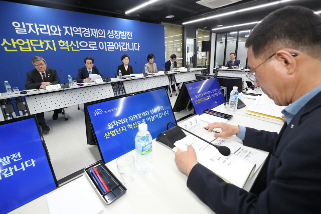 이재갑(왼쪽) 고용노동부 장관과 이목희(〃 두번째) 일자리위원회 부위원장이 지난 19일 서울 금천구 메이커스페이스G캠프에서 열린 ‘제13차 일자리위원회 회의’에 참여해 의견을 듣고 있다. /연합뉴스