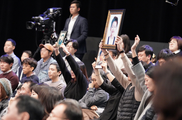 지난 19일 ‘국민이 묻는다, 2019 국민과의 대화’에서 고(故) 김민식군의 부모 등이 문재인 대통령에게 ‘민식이법’에 관해 질문하기 위해 아이의 사진을 들고 있다. /연합뉴스