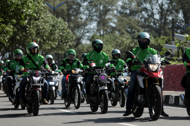 ‘인도네시아판 우버’로 불리는 고젝 소속 오토바이 운전자들이 지난 8월 아체주 사방에서 열린 군도 여행 개막행사에서 단체로 오토바이 행진을 하고 있다. /EPA연합뉴스