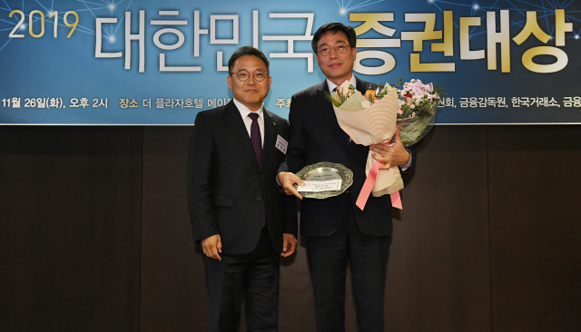 26일 오후 서울 중구 플라자호텔에서 열린 ‘2019 대한민국 증권대상’ 시상식에서 하나금융투자가 자산관리 부문 최우수상을 수상한 가운데 하승호(오른쪽) 하나금융투자 WM총괄본부장이 성인모(왼쪽) 금융투자협회 전무과 기념촬영을 하고 있다. / 오승현기자