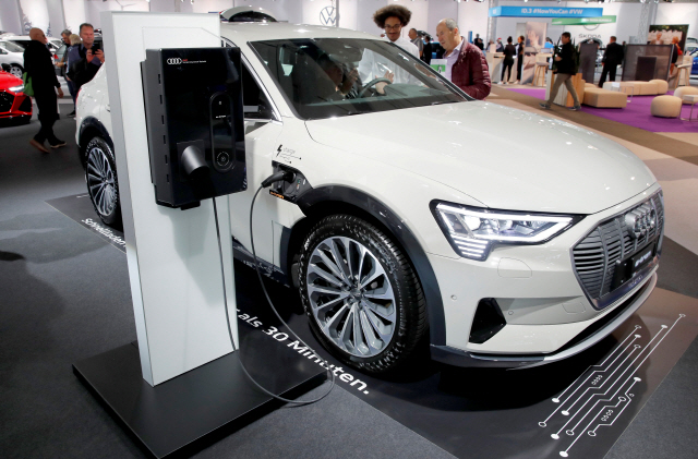 지난 10월 31일(현지시간) 아우디의 전기자동차 e-트론이 스위스 취리히에서 열린 자동차쇼에서 충전되고 있다. /취리히=로이터연합뉴스