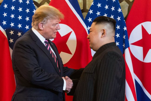 도널드 트럼프 대통령과 김정은 북한 국무위원장이 지난 2월27일 베트남 하노이에서 만나 악수를 하고 있다. /연합뉴스
