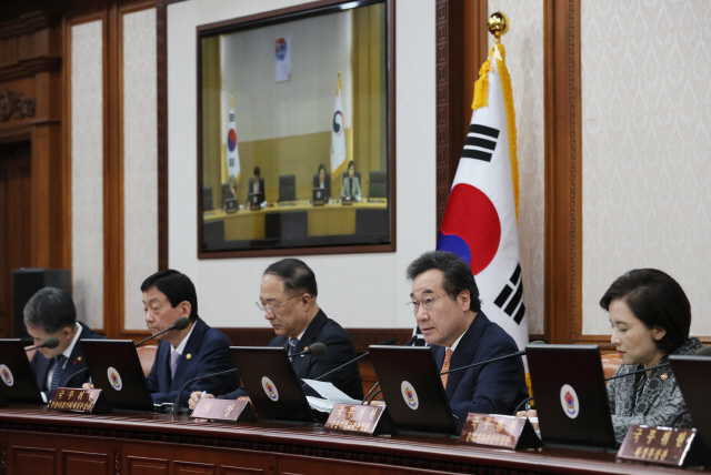 이낙연 국무총리가 27일 오전 정부서울청사에서 열린 국무회의에서 발언하고 있다./연합뉴스