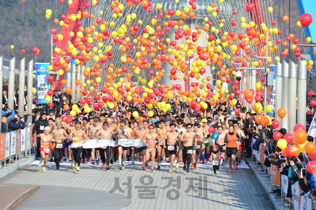 ‘2019 대전맨몸마라톤’ 참가자들이 엑스포다리에서 힘차게 출발하고 있다. 사진제공=맥키스컴퍼니