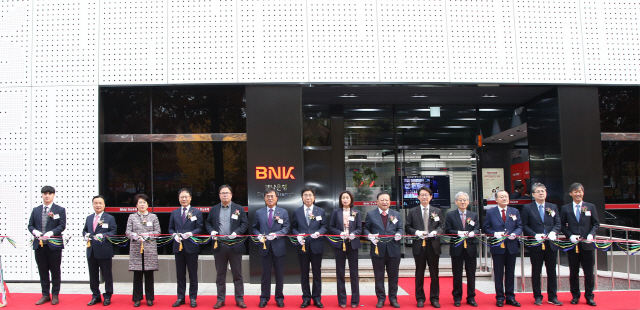 BNK경남은행이 27일 창원시 명곡지점을 ‘디지털브랜치(Digital Branch) 미래형 영업점’으로 새롭게 오픈하고 테이프 커팅식을 갖고 있다. /사진제공=BNK경남은행