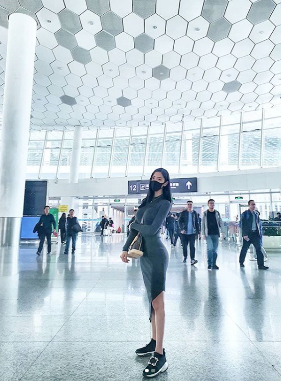 중국 공항 '섹시'로 점령한 클라라, 국보급 S라인이네…