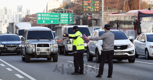 27일 오전 서울 경부고속도로 부산방면 반포IC에서 서초구청 세무관리과 체납차량관리팀과 경찰이 합동으로 체납차량을 단속하고 있다./오승현기자 2019.11.27