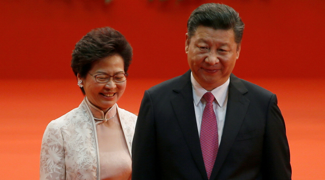 시진핑(오른쪽) 중국 국가 주석과 캐리 람 홍콩 행정장관./로이터연합뉴스