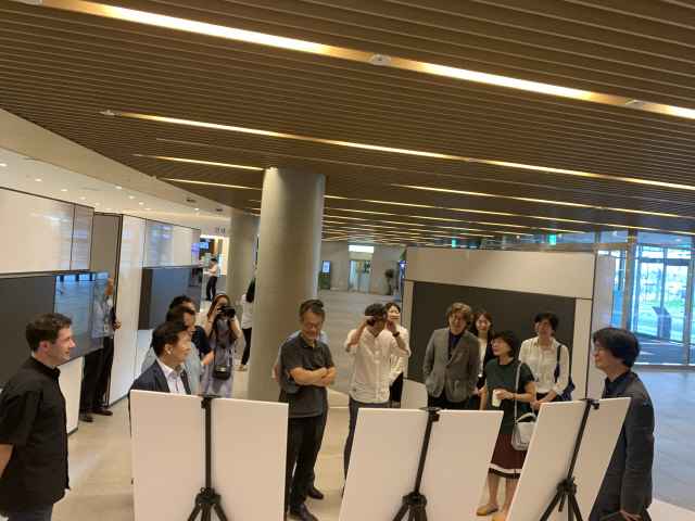 지난 8월 한국건축문화대상 심사위원들이 출품작인 서울 이대서울병원을 둘러보고 있다./사진제공=대한건축사협회
