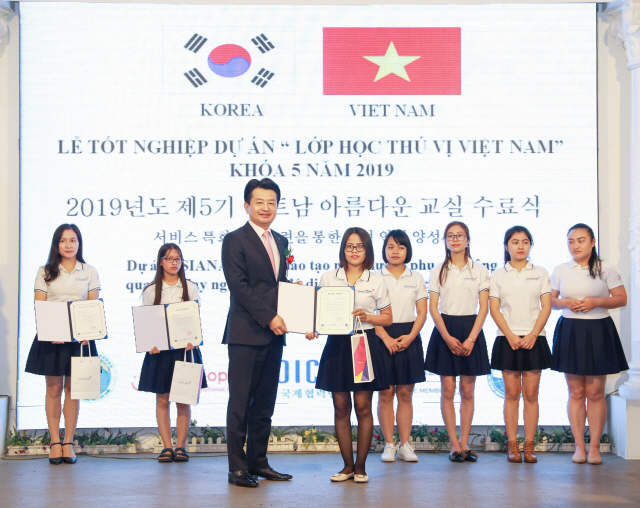 안병석(앞줄 왼쪽) 아시아나항공 경영권리본부장이 27일 베트남 하노이 하이즈엉성에 위치한 ‘아우 꼬’ 연회장에서 열린 ‘2019 베트남-아름다운 교실’ 수료식에서 교육생들에게 증서를 전달했다. /사진제공=아시아나항공