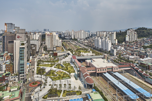 서울 오류동 행복주택지구는 철도 부분을 인공지반으로 연결하고, 그 위에 문화공원을 조성했다.