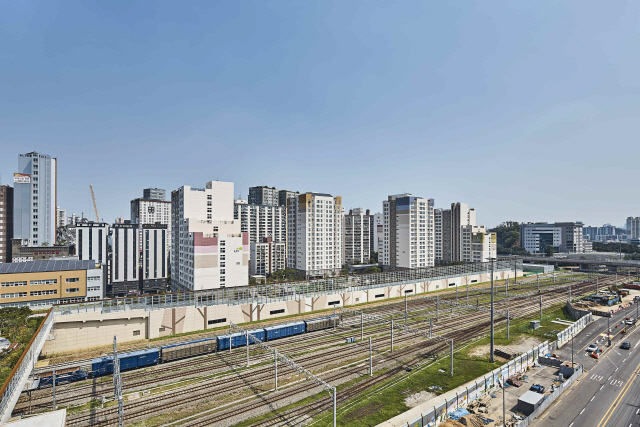 [2019 한국건축문화대상-우수상] 서울 오류동 행복주택, 철도로 단절된 지역 연결...도로위 도시실험