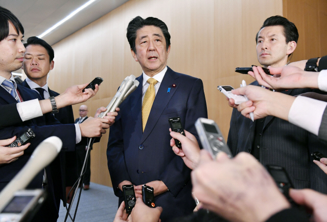 아베 신조 일본 총리가 22일 한일 군사정보보호협정(GSOMIA·지소미아) 조건부 종료 유예 이후 기자회견을 하고 있다./연합뉴스