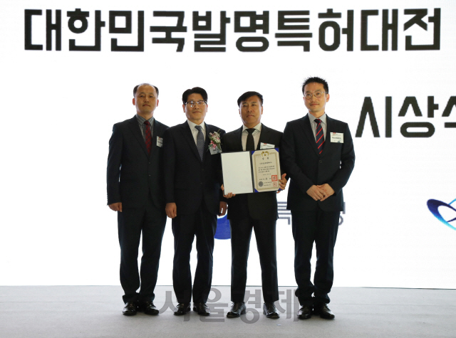 천세창(왼쪽 2번째) 특허청 차장 이 대통령상 수상자들과 기념촬영을 하고 있다. /사진제공=특허청