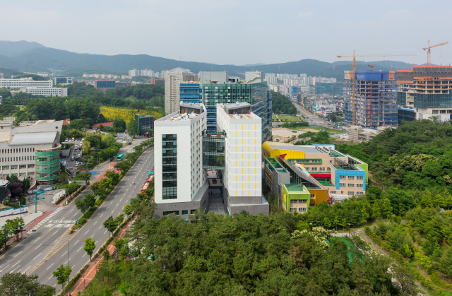 수원 광교 경기행복주택의 남측 전경사진. 11자로 배치된 주거동 중간을 브릿지로 이어 공유공간으로 활용했다.