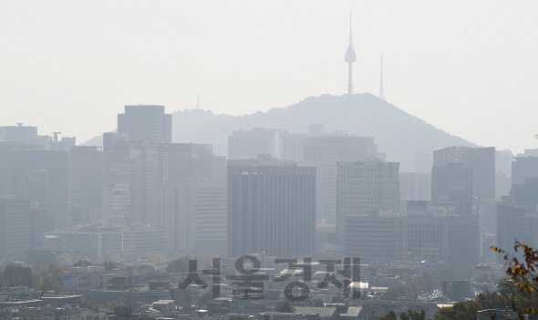 인왕산에서 바라본 서울시내가 미세먼지로 가득차 있다. /오승현기자