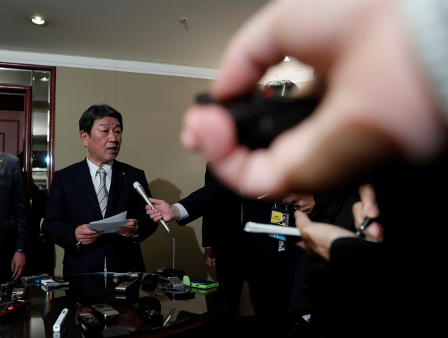 모테기 도시미쓰 일본 외무상이 지난 22일 주요20개국(G20) 외교장관회의가 열리는 나고야에서 기자들에게 지소미아 문제를 언급하고 있다./나고야=로이터연합뉴스
