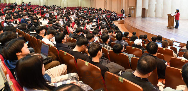 27일 서울 성동구 한양대학교에서 학생들이 '생각과 행동을 연결하는 라이프스타일과 취향 소비'를 주제로 한 최은희 텐바이텐 대표의 CEO 초청 특강을 경청하고 있다./오승현기자 2019.11.27