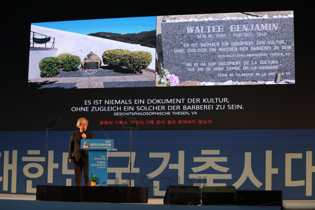 27일 승효상 국거건축정책위원장은 ‘2019 대한민국건축사대회’ 개회식에서 기조강연을 진행하고 있다. /사진제공=대한건축사협회