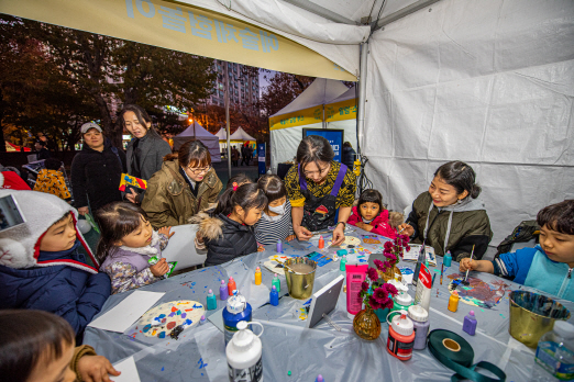 어린이들이 지난 22일 서울 영등포구 문래근린공원에서 열린 도시재생 축제 ‘2019 다시 쓰는 영등포’ 행사에 참여해 미술 관련 체험을 하고 있다./사진제공=서울시
