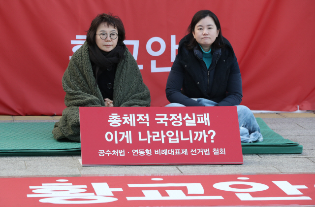 정미경(왼쪽)·신보라 자유한국당 최고위원이 28일 오전 청와대 앞 황교안 대표 단식농성장에서 동조 단식을 하고 있다. /연합뉴스