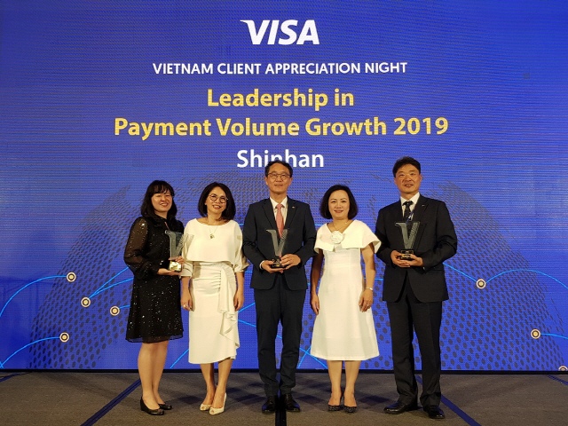 신동민(가운데)신한베트남은행 법인장이 지난 25일 베트남 푸꾸옥에서 열린 ‘베트남 2019 비자 리더십 어워즈’에서 3개부문에 1위 수상을 하고 있다. 사진제공=신한은행