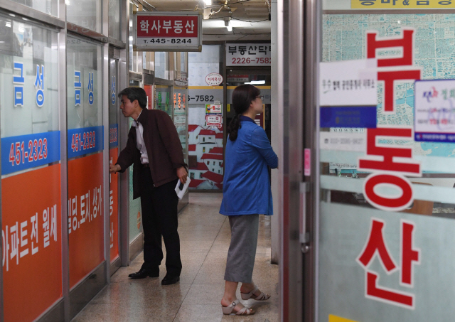 정부 합동조사단이 지난달 13일 서울 강남구 개포동 인근 공인중개사를 돌며 단속하고 있다. 이날 대부분의 중개업소는 문을 닫았다./권욱기자