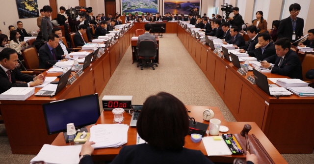 국회 국토교통위  박순자 위원장이 28일 서울 여의도 국회에서 열린 국토교통위 전체회의에서 의사봉을 두드리고  있다. /연합뉴스