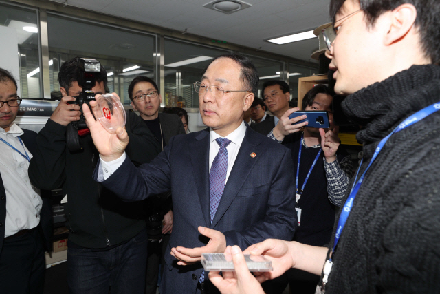 홍남기(가운데) 경제부총리가 28일 서울 동대문구 바이오허브에 입주하고 있는 기업 팡세를 방문, 바이오 프린팅 기술을 살펴보고 있다. /연합뉴스