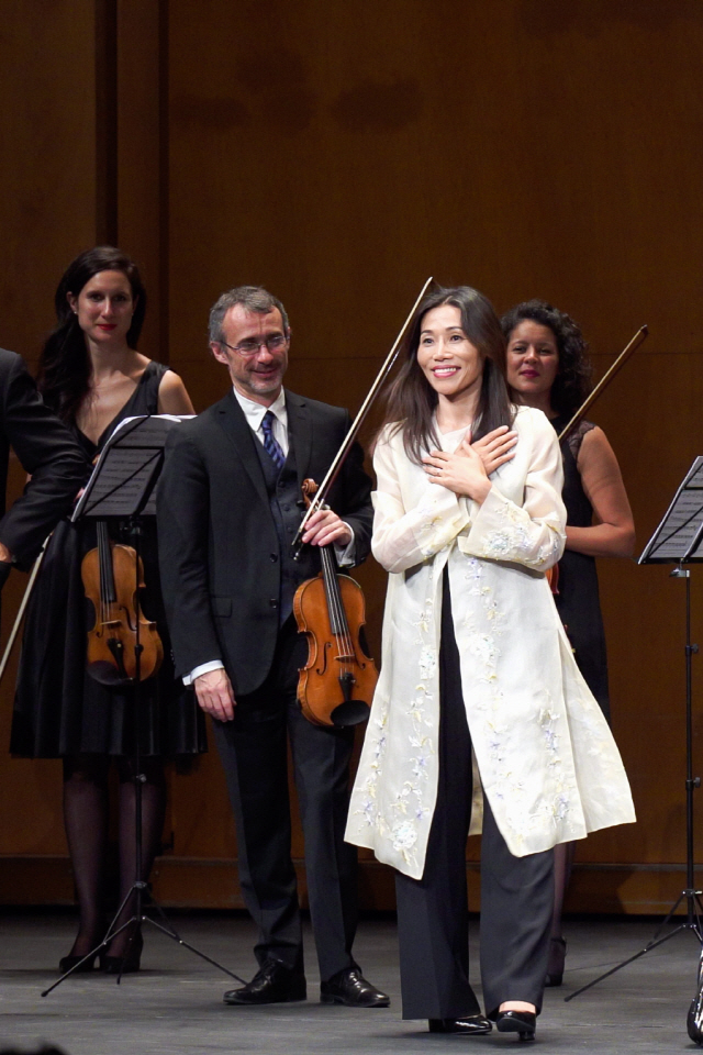 이미아(오른쪽) 한국의 메아리 대표가 지난 10월 프랑스 파리의 샹제리제 극장에서 열린 12번째 콘서트에서 관객들에게 인사를 하고 있다. /사진제공=한국의 메아리