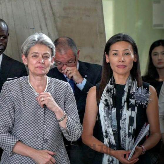 이미아(오른쪽) 한국의 메아리 대표가 지난 2017년 프랑스 파리에 위치한 유네스코 본부에서 이리나 보코바 전 유네스코 사무총장과 함께 포즈를 취하고 있다./사진=한국의 메아리
