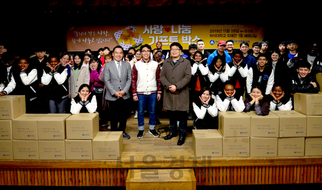 백석대학교회와 대학 관계자, 선물을 대표로 받은 유학생들이 기념촬영을 하고 있다. 사진제공=백석대