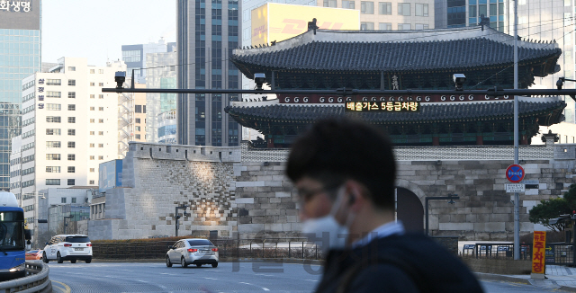 배출가스 5등급 차량의 '녹색교통지역' 진입 단속 시작을 이틀 앞둔 29일 오전 서울 중구 숭례문 인근에 단속 카메라가 설치돼 있다. '녹색교통지역'은 옛 서울 한양도성 내부(사대문 안)이며 매일 오전 6시부터 오후 9시까지 저공해 조치를 하지 않은 5등급 차량이 해당 지역에 진입할 경우 과태료 25만 원이 부과된다./오승현기자 2019.11.29