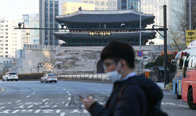 배출가스 5등급 차량의 '녹색교통지역' 진입 단속 시작을 이틀 앞둔 29일 오전 서울 중구 숭례문 인근에 단속 카메라가 설치돼 있다. '녹색교통지역'은 옛 서울 한양도성 내부(사대문 안)이며 매일 오전 6시부터 오후 9시까지 저공해 조치를 하지 않은 5등급 차량이 해당 지역에 진입할 경우 과태료 25만 원이 부과된다./오승현기자 2019.11.29