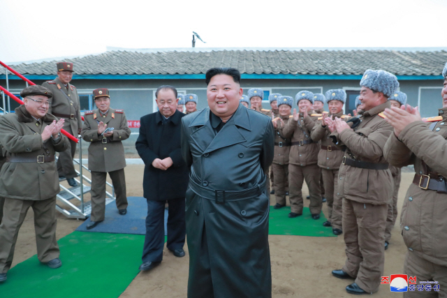 북한 김정은 국무위원장이 국방과학원에서 진행한 초대형 방사포 시험사격을 참관했다고 29일 조선중앙통신이 보도했다. /연합뉴스