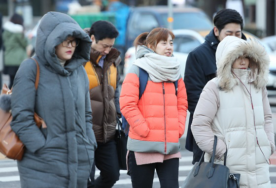 서울 광화문 거리에서 시민들이 출근하고 있다. /연합뉴스