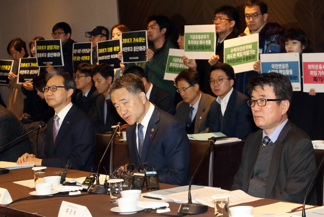 박능후(앞줄 가운데) 보건복지부 장관이 29일 오전 서울 중구 더플라자호텔에서 열린 제8차 국민연금 기금운용위원회 회의에서 모두발언 하고 있다. /연합뉴스