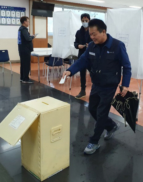 28일 현대자동차 노조 8대 임원 선거 투표가 진행된 울산공장에서 현 집행부를 이끌고 있는 하부영 지부장이 투표를 하고 있다. /사진제공=현대자동차노동조합