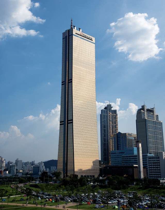 서울 여의도에 위치한 한화생명 본사 건물 ‘63빌딩’ 전경. /사진제공=한화생명