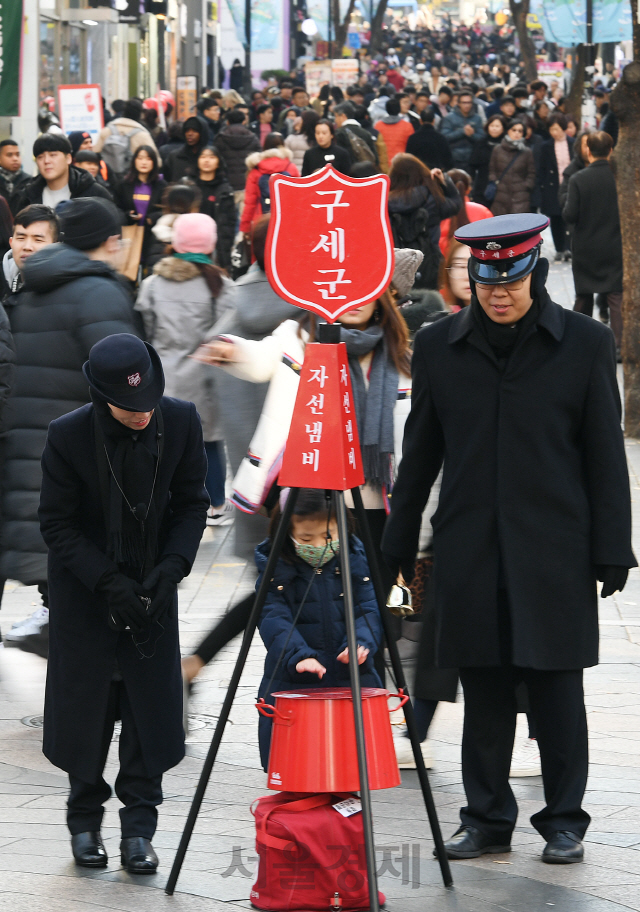 구세군 한국군이 시종식을 시작으로 전국 353곳에서 거리모금에 돌입한 29일 오후 서울 중구 명동에서 어린이가 자선냄비에 성금을 넣고 있다./오승현기자 2019.11.29