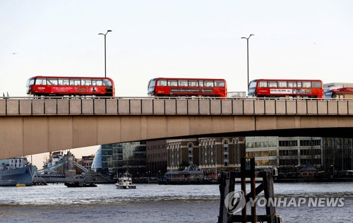 테러가 발생한 런던 브리지 위에 승객이 대피한 빈 버스가 서 있다./로이터=연합뉴스