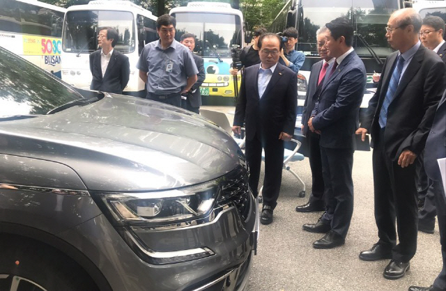오거돈(오른쪽 세번째) 부산시장이 르노삼성차의 THE NEW QM6 LPe 모델을 구매하고 해당 차량을 둘러보고 있다./서울경제DB