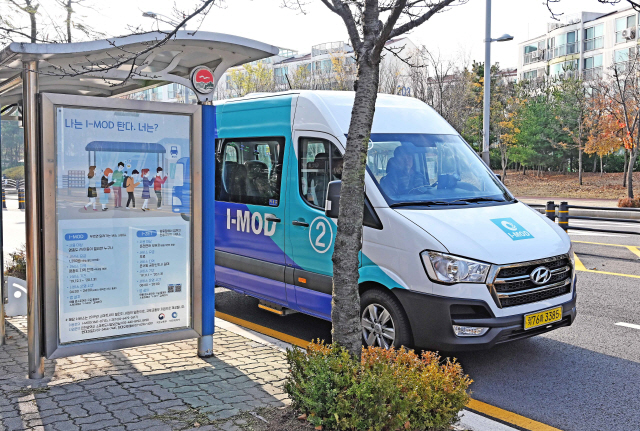 현대차의 수요응답형 버스 ‘I-MOD’에 대한 시범 서비스를 진행하는 16인승 쏠라티 버스가 영종국제도시내 정류장에서 승객을 기다리고 있다. ‘I-MOD’서비스는 승객이 애플리케이션으로 호출하면 실시간으로 가장 빠른 경로를 찾아 정류장에 배차하는 서비스다.