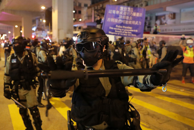 지난달 30일 홍콩 경찰이 시위가 벌어진 몽콕 지역의 프린스에드워드 지하철역 인근을 봉쇄하고 있다./몽콕=로이터연합뉴스