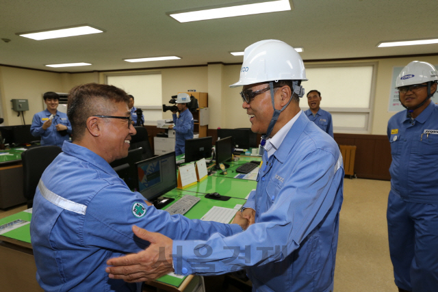 최정우(오른쪽) 포스코 회장이 지난 8월27일 포항제철소 협력사를 방문해 감사편지와 격려품을 전달했다./사진제공=포스코