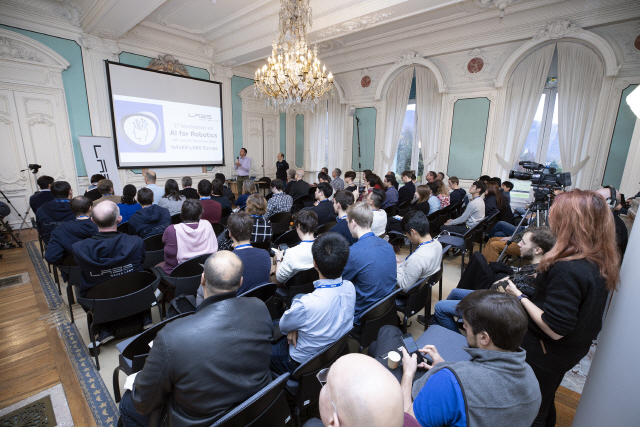 네이버랩스유럽 주최로 지난달 28~29일(현지시간) 프랑스 그르노블에서 열린 글로벌 워크숍 ‘AI 포 로보틱스’에서 참석자들의 강연을 듣고 있다./사진제공=네이버