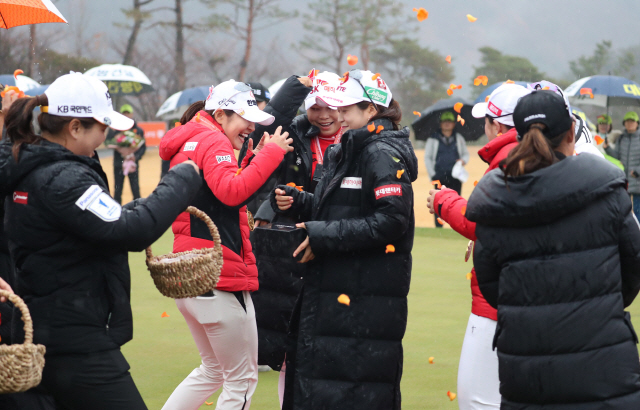 1일 오렌지라이프 챔피언스트로피 박인비인비테이셔널에서 우승한 팀 KLPGA 선수들이 팀 LPGA 선수들의 축하 꽃잎 세례를 받으며 기쁨을 만끽하고 있다.  /경주=연합뉴스