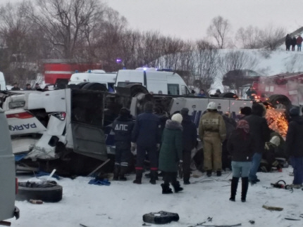버스 추락사고가 발생한 러시아 자바이칼주에서 1일(현지시간) 응급구조팀 직원들이 현장을 수습하고 있다. /자바이칼=로이터연합뉴스