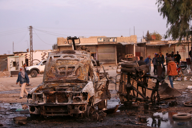 터키가 장악한 시리아 북동부 하사케 주의 한 쿠르드족 마을 시장에서 26일(현지시간) 발생한 차량 폭탄 테러 현장에 파손된 차량이 널려 있다./하사케=AFP연합뉴스