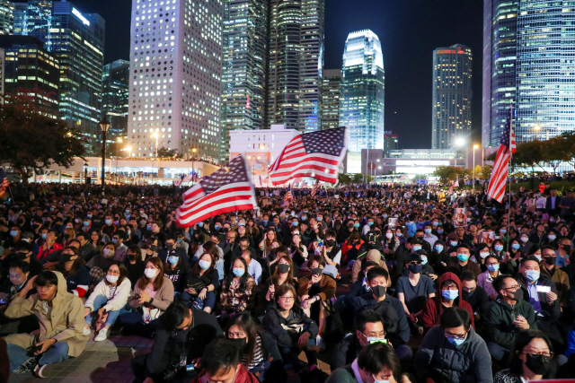 도널드 트럼프 미국 대통령이 홍콩인권법에 서명한 다음날인 지난달 28일(현지시간) 홍콩 시위대가 에든버러 광장에 모여 미국 국기인 성조기를 흔들고 있다. /홍콩=로이터연합뉴스